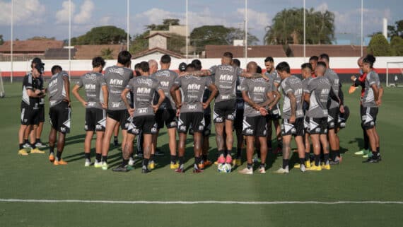 Jogadores se reúnem em treino do Atlético (foto: Fábio Pinel/Atlético)