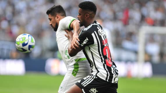Aloísio e Jemerson disputam a bola em Atlético-MG x América-MG (foto: Alexandre Guzanshe/EM/DA.Press)