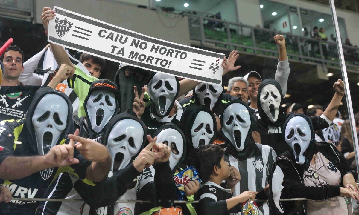 Torcedores do Atlético usam máscara do Pânico em jogo contra o Tijuana, no Independência (foto: Rodrigo Clemente/EM)
