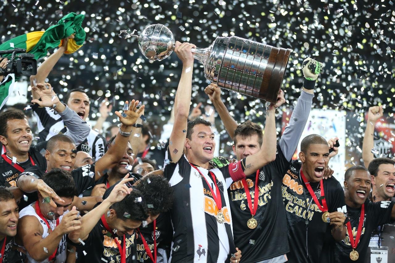 Réver levanta a taça da Libertadores de 2013 pelo Atlético (foto: Réver levanta a taça da Libertadores de 2013 pelo Atlético)