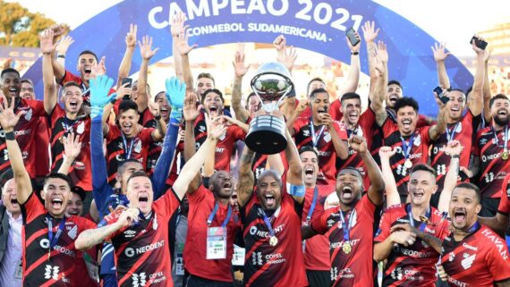 Athletico-PR campeão da Sul-Americana (foto: EITAN ABRAMOVICH / AFP)