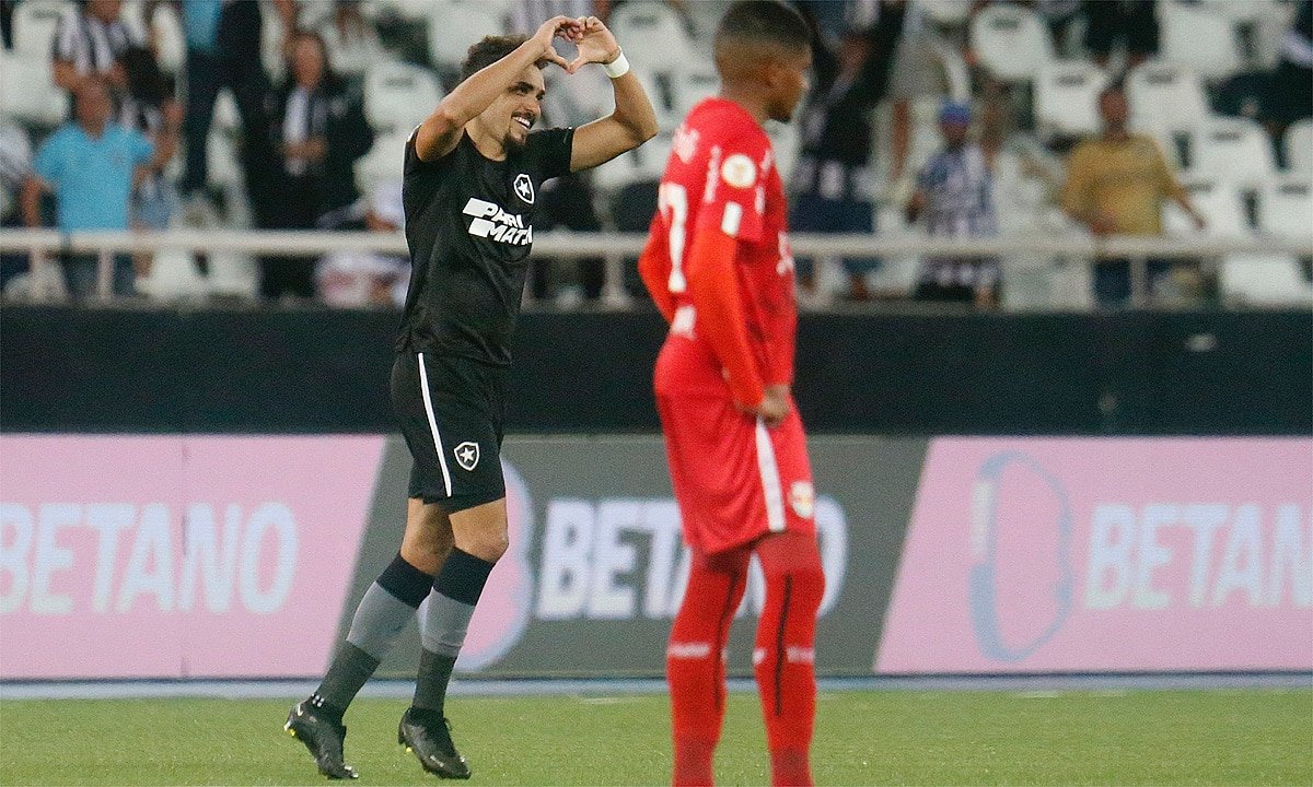 Eduardo marcou o primeiro gol da vitória do Botafogo sobre o Bragantino (foto: Vitor Silva/Botafogo)