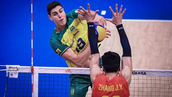 Jogador do Brasil ataca contra jogador da China, que sobe para o bloqueio (foto: Divulgação/Volleyball World)