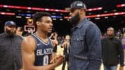 Bronny James sendo saudado pelo seu pai LeBron James (foto: Christian Petersen / GETTY IMAGES NORTH AMERICA / AFP)