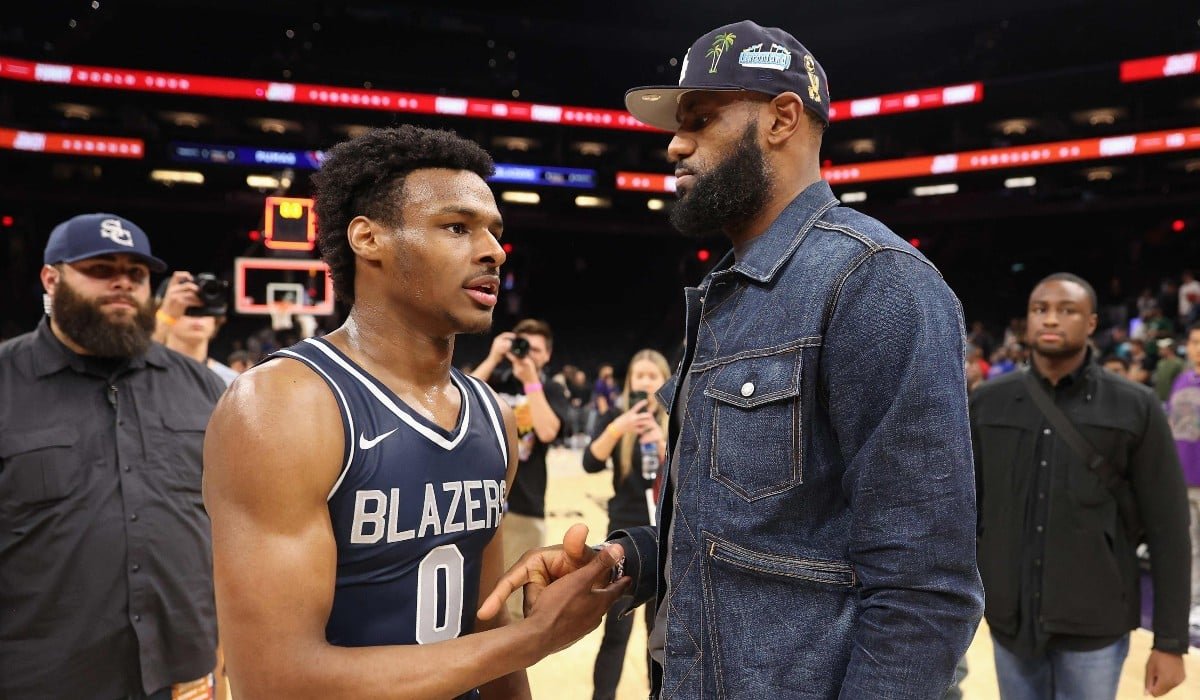 Bronny James sendo saudado pelo seu pai LeBron James (foto: Christian Petersen / GETTY IMAGES NORTH AMERICA / AFP)