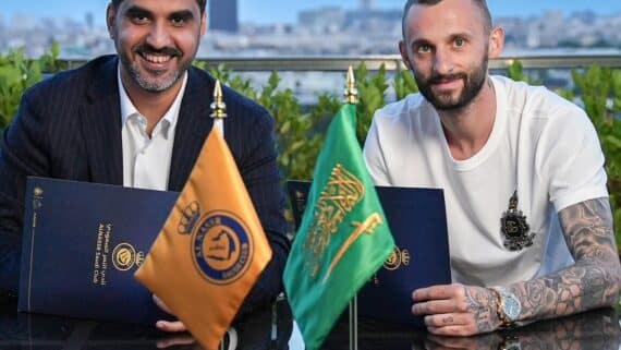 Brozovic durante assinatura com Al Nassr (foto: Divulgação/Al Nassr)