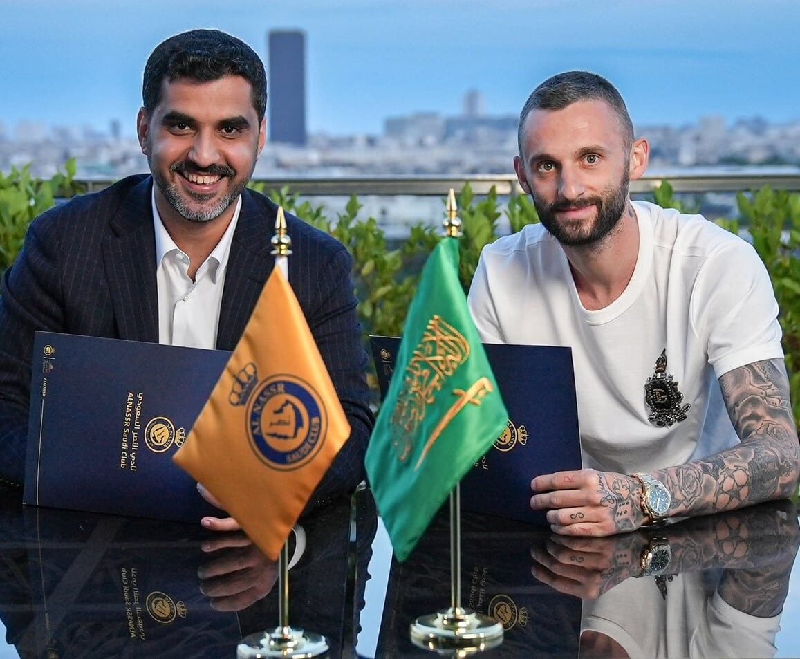 Brozovic durante assinatura com Al Nassr (foto: Divulgação/Al Nassr)