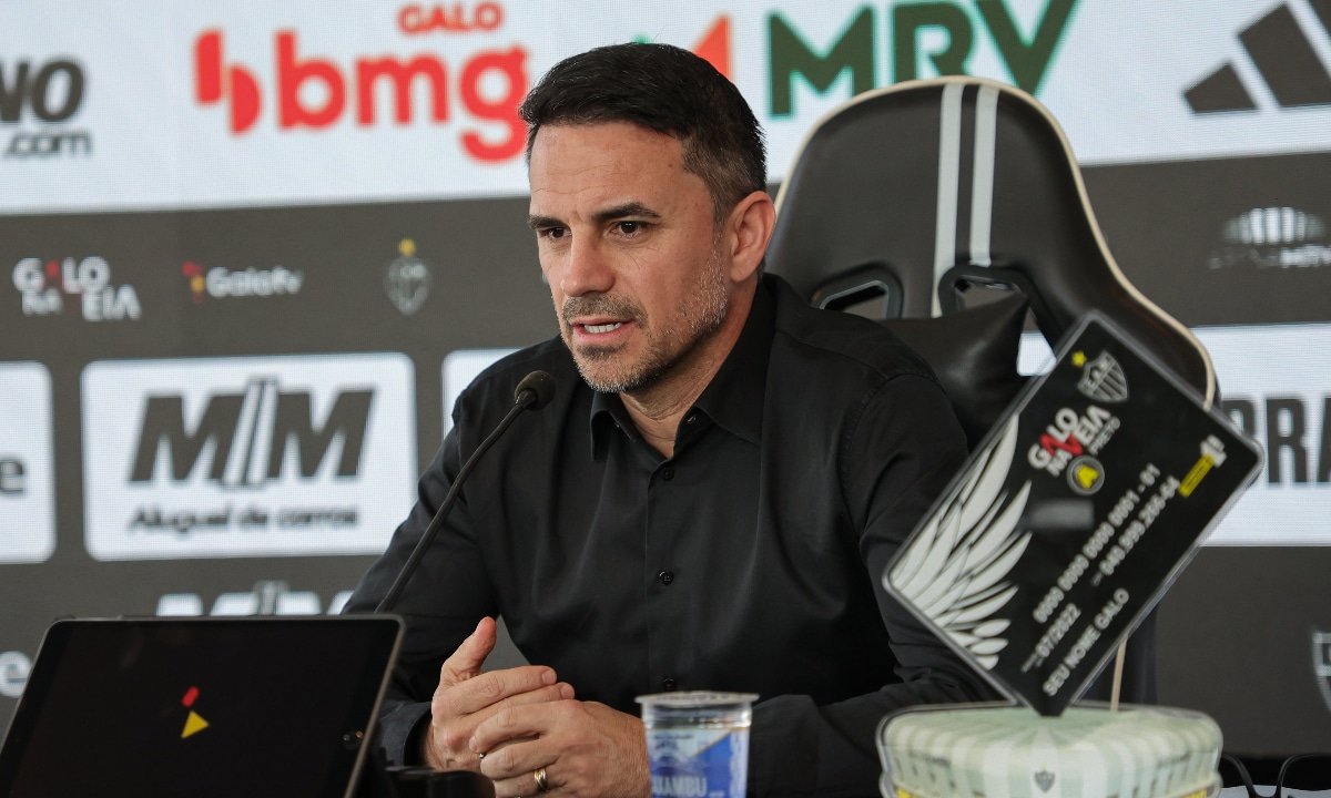 Rodrigo Caetano em entrevista coletiva no Atlético (foto: Pedro Souza/Atlético)
