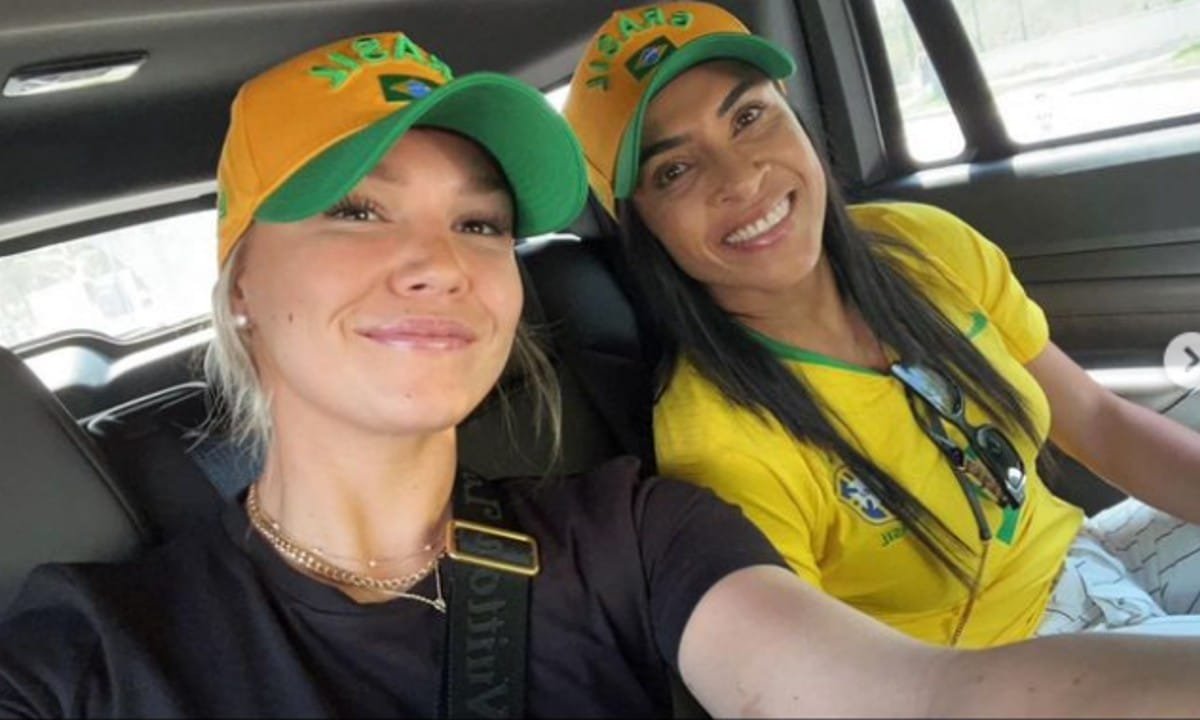 Carrie Lawrence e Marta dentro de um carro (foto: Reprodução de Instagram)