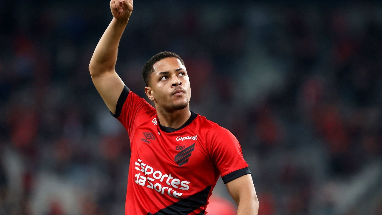 Atacante do Athletico-PR, Vitor Roque foi revelado no Cruzeiro (foto: Albari Rosa/AFP)