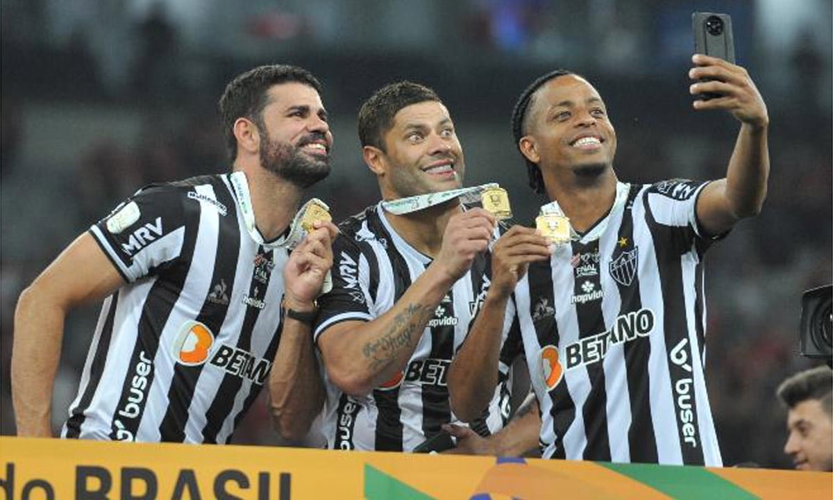 Diego Costa, Hulk e Keno celebram título da Copa do Brasil de 2021 (foto: Ramon Lisboa/EM/D.A Press)
