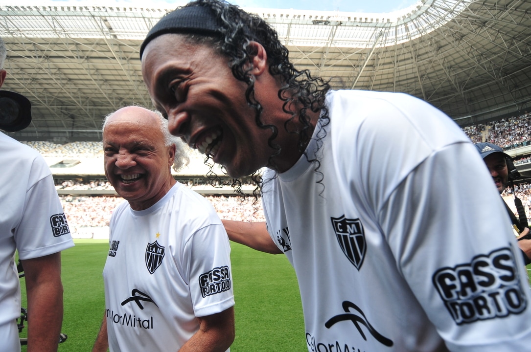 Ronaldinho e Reinaldo se encontram no Jogo das Lendas da inauguração da Arena MRV - (foto: Alexandre Guzanshe/EM/D.A Press)