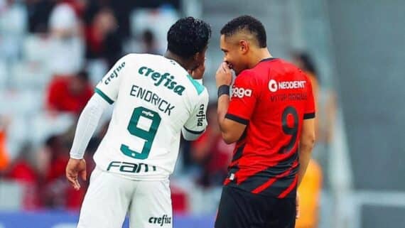 Endrick e Vitor Roque se enfrentaram nesse domingo (2/7) (foto: Divulgação/Athletico-PR)