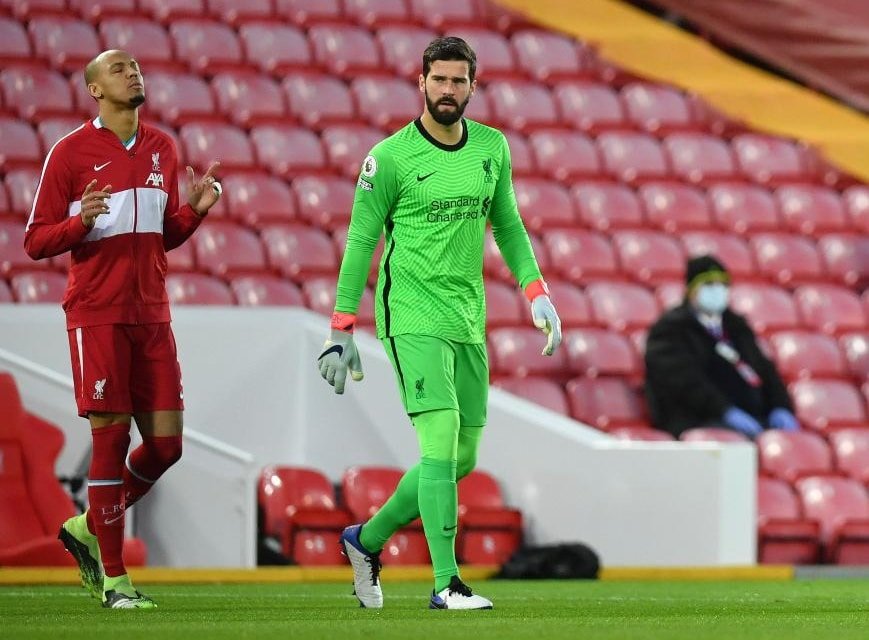 Fabinho e Alisson pelo Liverpool (foto: PAUL ELLIS)