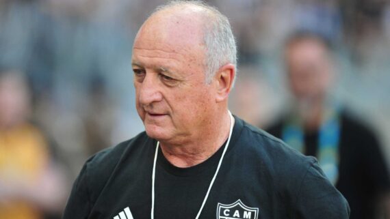 Luiz Felipe Scolari, o Felipão, aparece de perfil com a camisa do Atlético-MG (foto: Alexandre Guzanshe/EM/D.A Press)