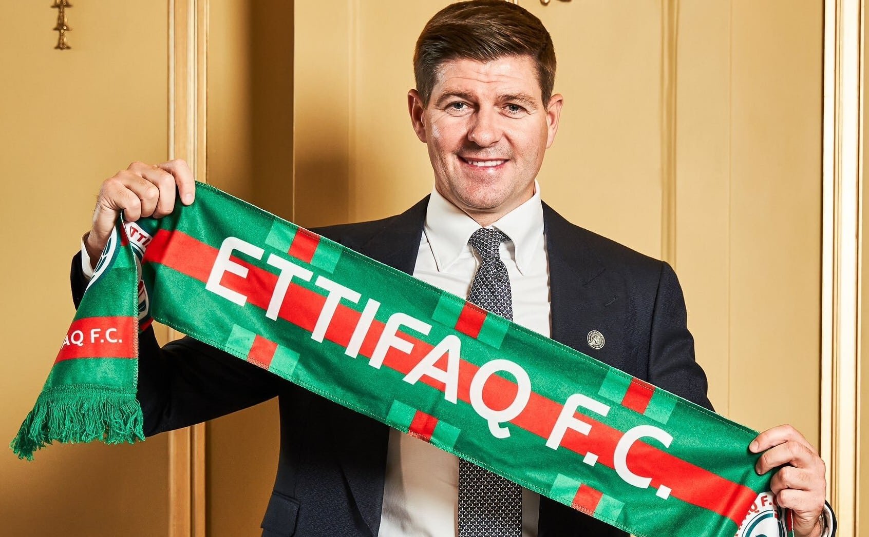 Gerrard anunciado no Al-Ettifaq, da Arábia Saudita (foto: Divulgação/Al-Ettifaq)