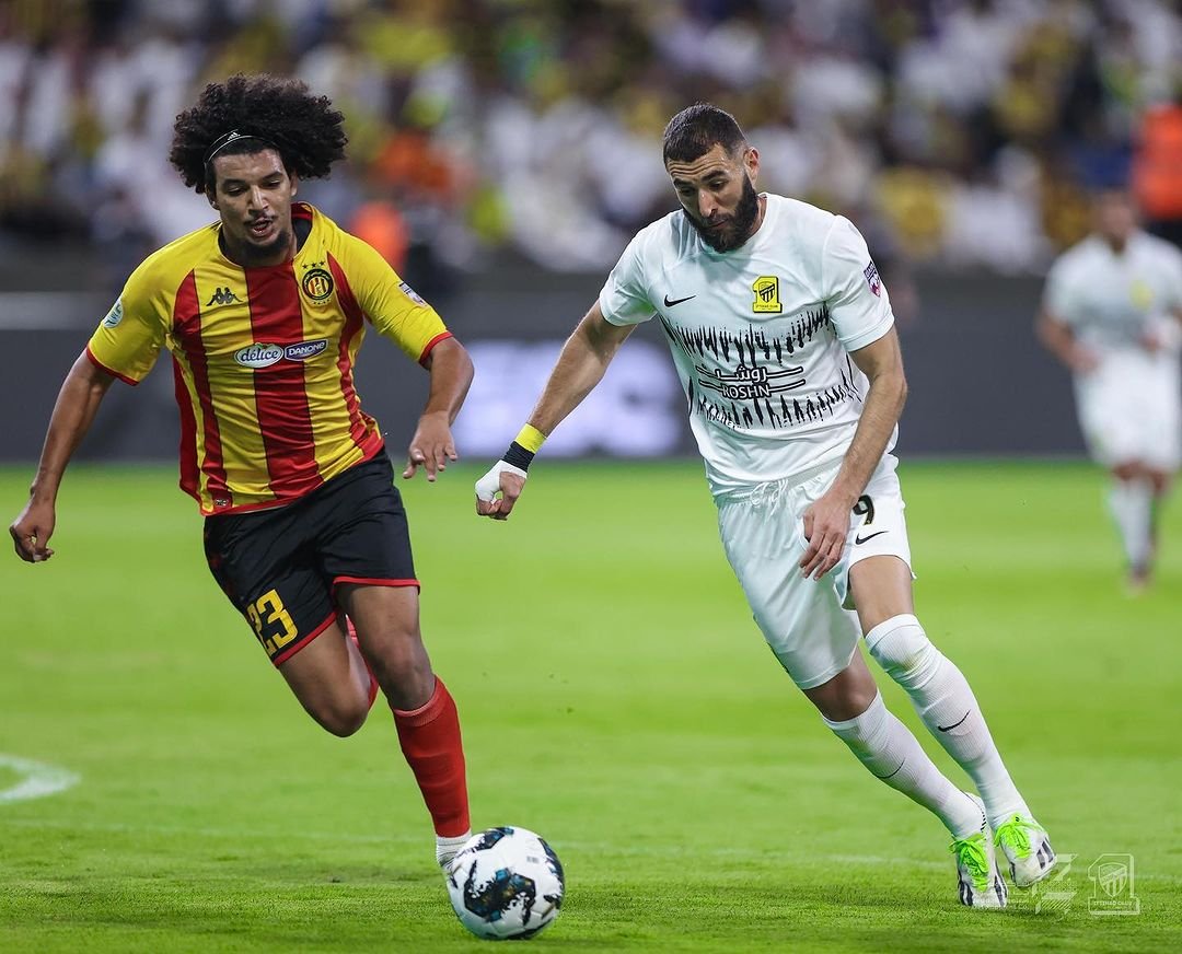 Benzema na estreia na Arábia Saudita (foto: Divulgação/Al Ittihad)