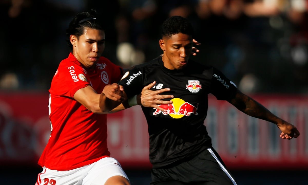 Jogadores disputam a bola em Bragantino x Internacional (foto: Ari Ferreira/Bragantino)