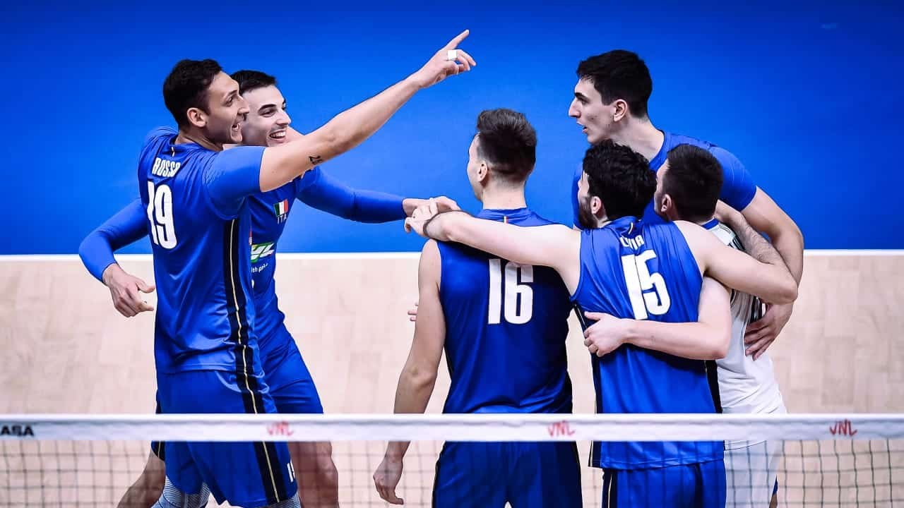 Jogadores da Itália comemoram ponto na VNL (foto: Divulgação/FIVB)