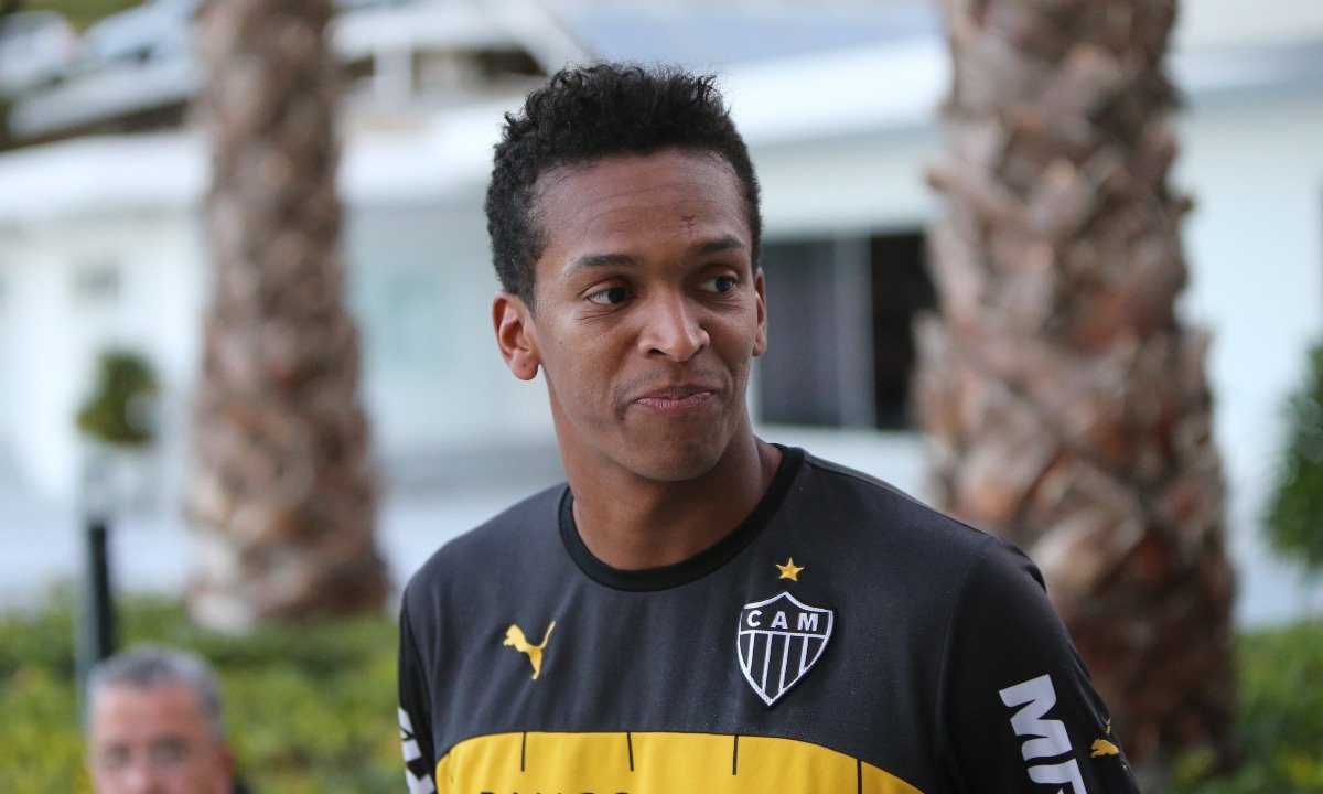 Jô com a camisa do Atlético (foto: Rodrigo Clemente/EM/D.A Press)