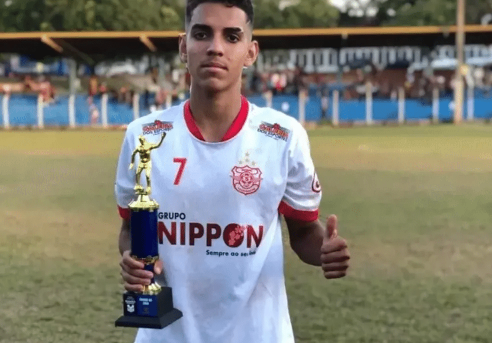 Hugo com troféu na mão (foto: Reprodução/ Rede Social)