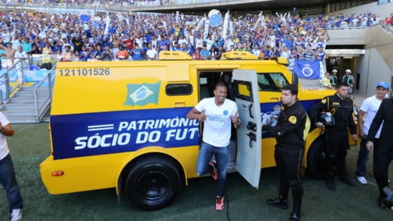 Júlio Baptista sendo apresentado no Cruzeiro em 2013 (foto: Rodrigo Clemente / EM / D.A Press)