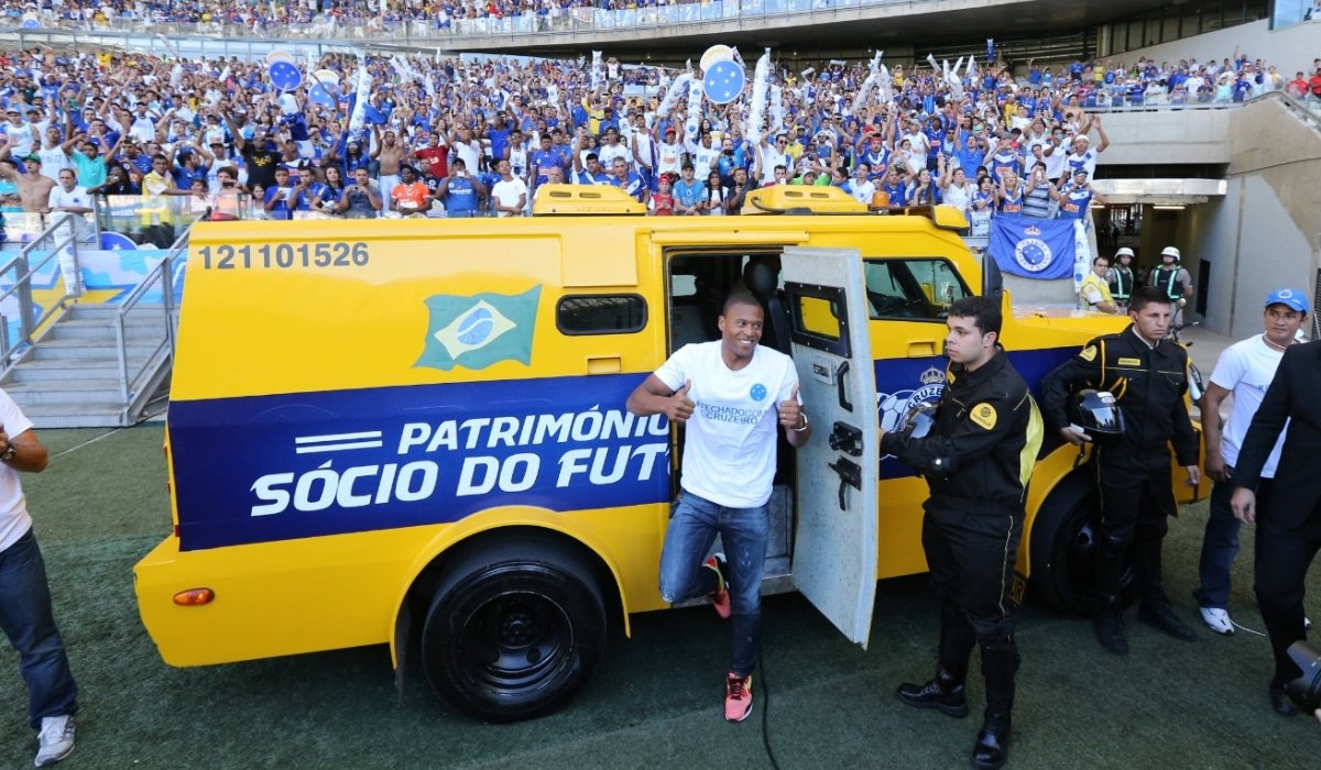 Júlio Baptista sendo apresentado no Cruzeiro em 2013 (foto: Rodrigo Clemente / EM / D.A Press)