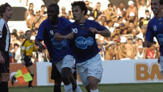 - O jogador de futebol do Cruzeiro, Kleber, marca primeiro gol do time durante jogo contra o Atletico-MG, valido pelo jogo de ida da final do Campeonato Mineiro, realizado no Estadio Mineirao, em Belo Horizonte. O Cruzeiro venceu por 5 a 0. Na foto, jogadores comemorando gol (foto: Jorge Gontijo/EM/D.A Press)