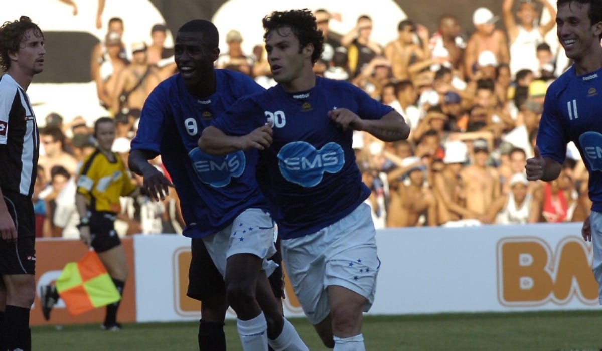 - O jogador de futebol do Cruzeiro, Kleber, marca primeiro gol do time durante jogo contra o Atletico-MG, valido pelo jogo de ida da final do Campeonato Mineiro, realizado no Estadio Mineirao, em Belo Horizonte. O Cruzeiro venceu por 5 a 0. Na foto, jogadores comemorando gol (foto: Jorge Gontijo/EM/D.A Press)