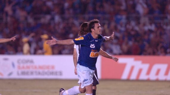 Kléber Gladiador comemora gol com a camisa do Cruzeiro (foto: Jorge Gontijo/EM/D.A Press)