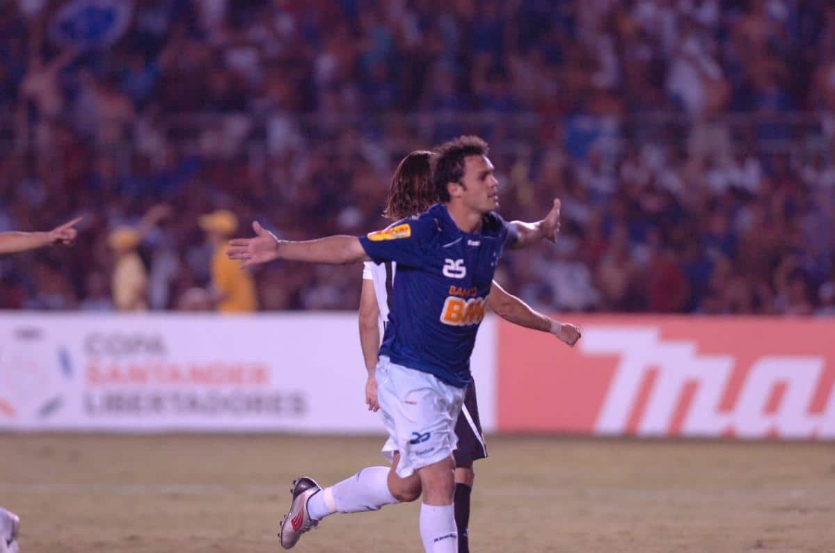 Kléber Gladiador comemora gol com a camisa do Cruzeiro (foto: Jorge Gontijo/EM/D.A Press)