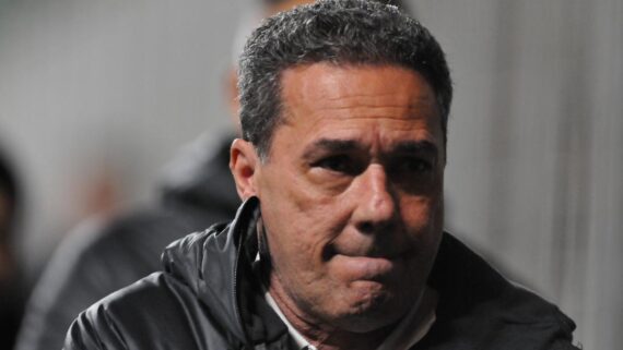 Vanderlei Luxemburgo tenso após derrota para o América-MG pela Copa do Brasil (foto: Alexandre Guzanshe/EM/D.A Press)