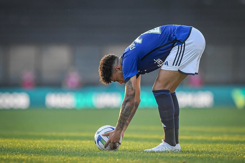Machado ajeita bola para cobrar falta para o Cruzeiro (foto: Staff Images/Cruzeiro)