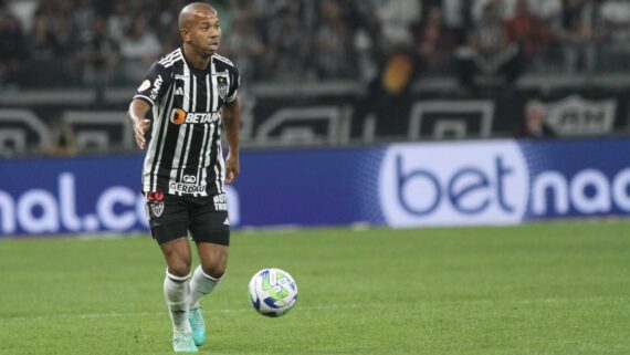 Mariano conduz bola no gramado do Mineirão (foto: Edesio Ferreira/EM/D.A Press)