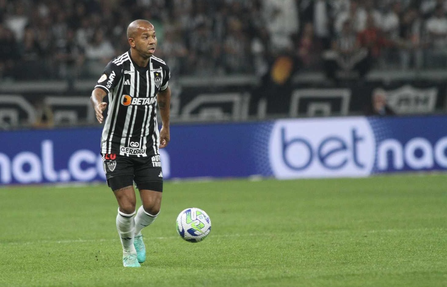Mariano conduz bola no gramado do Mineirão (foto: Edesio Ferreira/EM/D.A Press)