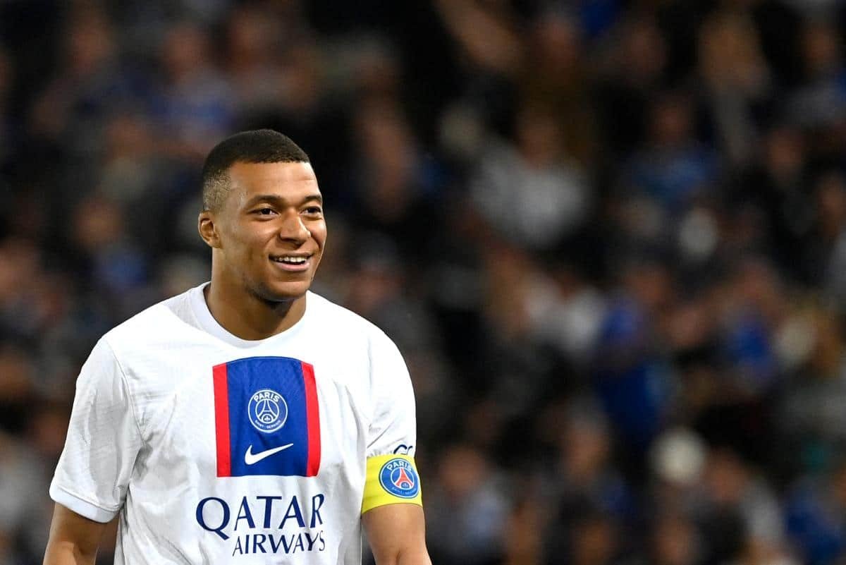 Kylian Mbappé com a camisa do Paris Saint-Germain pelo Campeonato Francês (foto: Jean-Christophe Verhaegen / AFP)