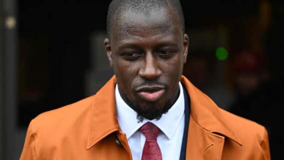 Benjamin Mendy durante saída do julgamento por crimes de estupro (foto: Oli SCARFF / AFP)