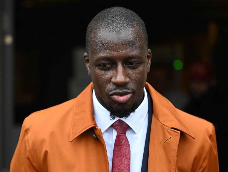 Benjamin Mendy durante saída do julgamento por crimes de estupro (foto: Oli SCARFF / AFP)
