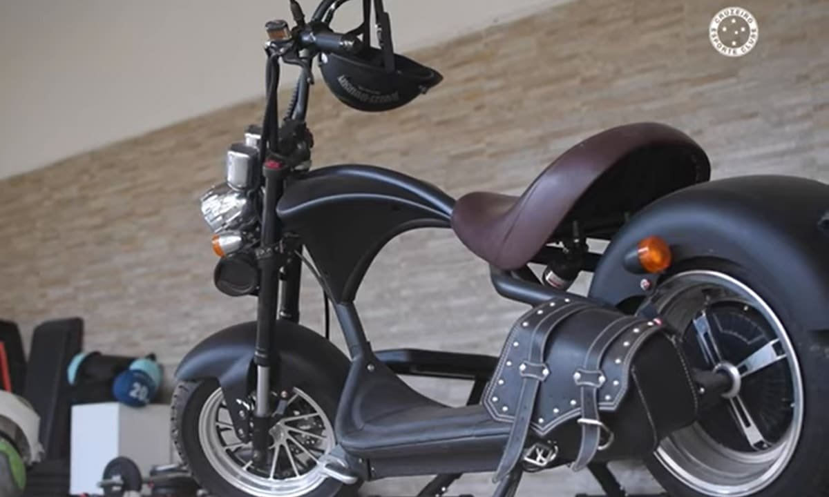 Harley-Davidson do lateral-direito William, do Cruzeiro (foto: Reprodução/Cruzeiro/YouTube)