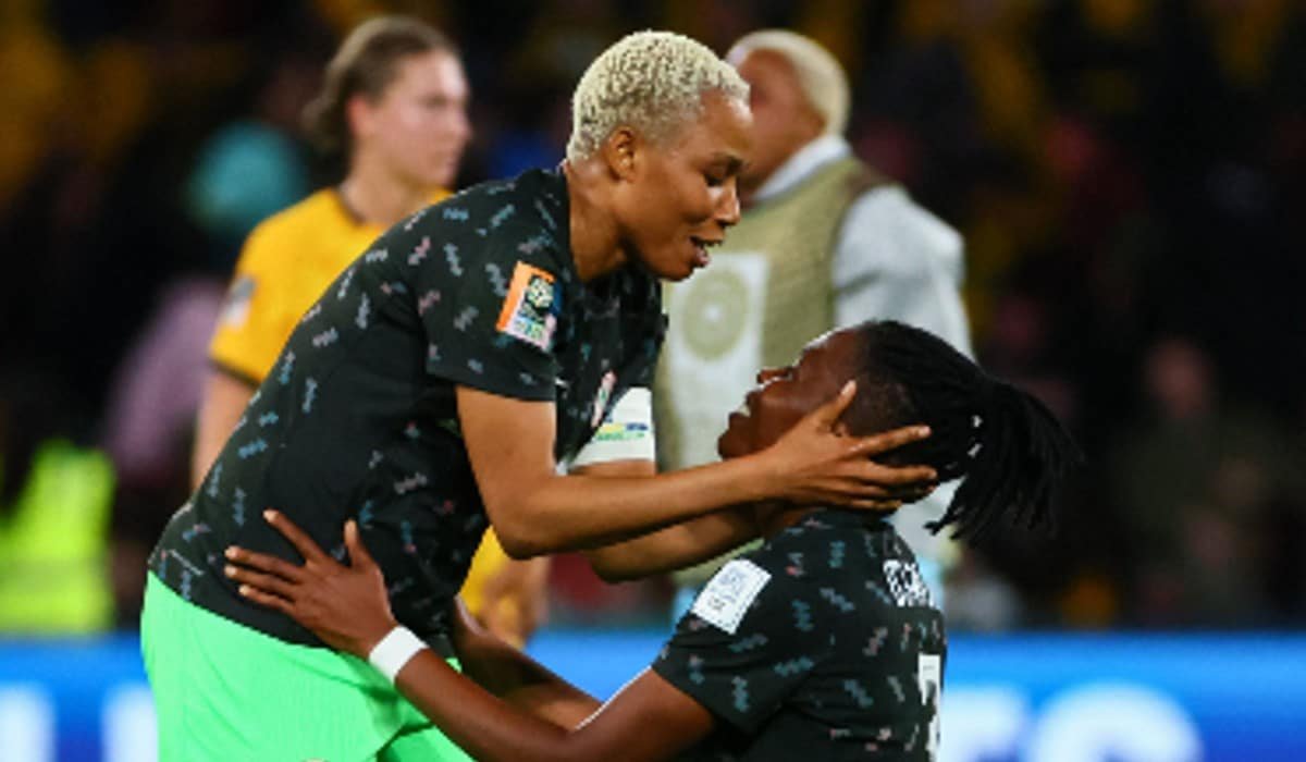 As zagueiras nigerianas Onome Ebi e Osinachi Ohale comemorando a vitória de sua equipe contra Austrália, no Brisbane Stadium, em Brisbane, na Austrália, pelo Grupo B da Copa do Mundo Feminina. (foto: Patrick Hamilton / AFP)