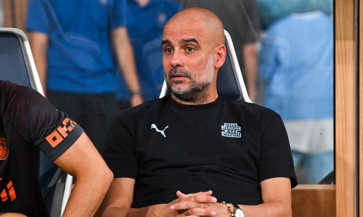 Guardiola durante amistoso do City no Japão (foto: AFP)