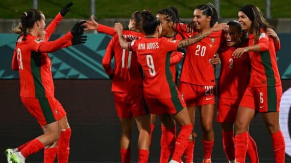 A meio-campista nº 20 de Portugal, Kika Nazareth (C), comemorando com suas companheiras de equipe depois de marcar o segundo gol durante a partida de futebol do Grupo E da Copa do Mundo Feminina da FIFA Austrália e Nova Zelândia 2023 entre Portugal e Vietnã no Waikato Stadium em Hamilton em 27 de julho de 2023. (foto:  Saeed KHAN / AFP)