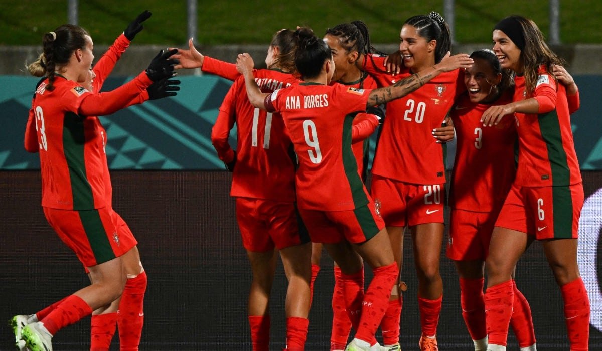 A meio-campista nº 20 de Portugal, Kika Nazareth (C), comemorando com suas companheiras de equipe depois de marcar o segundo gol durante a partida de futebol do Grupo E da Copa do Mundo Feminina da FIFA Austrália e Nova Zelândia 2023 entre Portugal e Vietnã no Waikato Stadium em Hamilton em 27 de julho de 2023. (foto: Saeed KHAN / AFP)