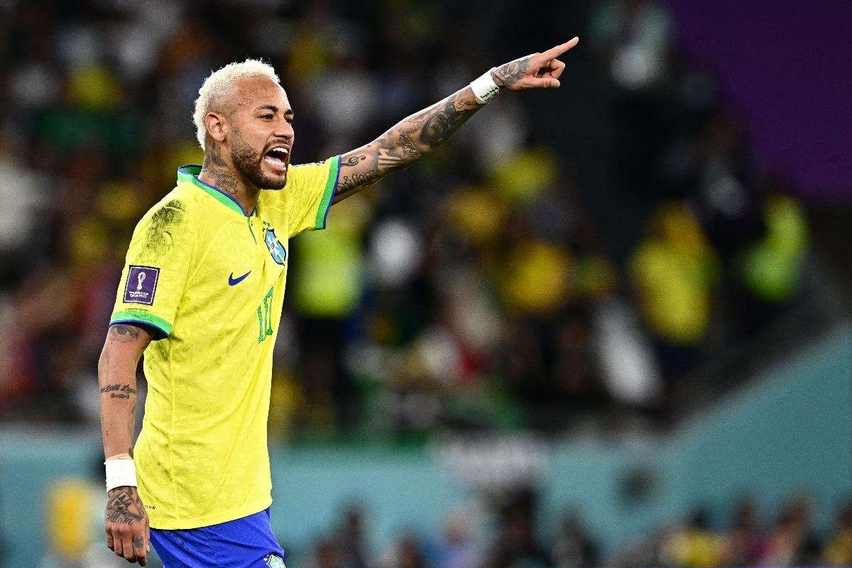Neymar gesticula em partida da Copa do Mundo (foto: GABRIEL BOUYS / AFP)