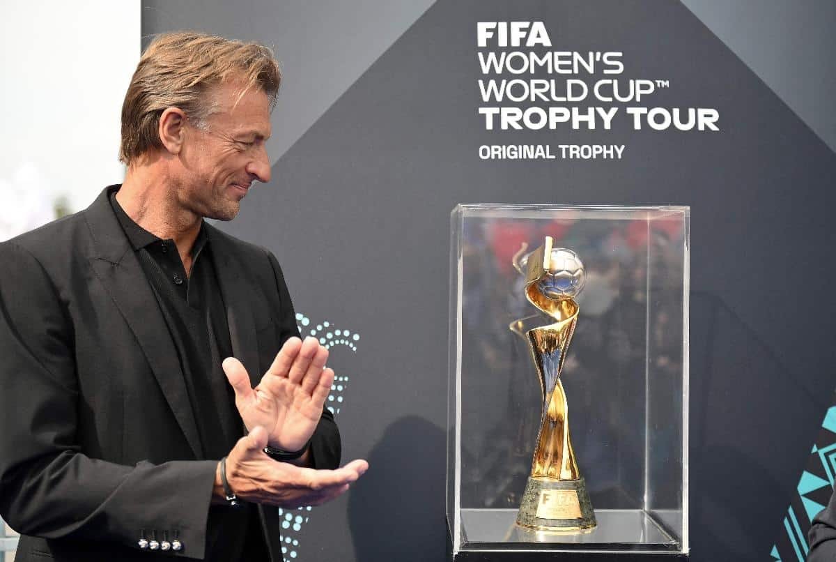 Hervé Renard ao lado do troféu da Copa do Mundo Feminina (foto: FRANCK FIFE / AFP)