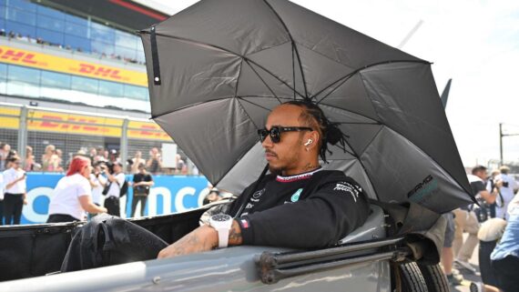 Lewis Hamilton durante desfile de pilotos no GP de Silverstone, em Londres (foto: ANDREJ ISAKOVIC / AFP)