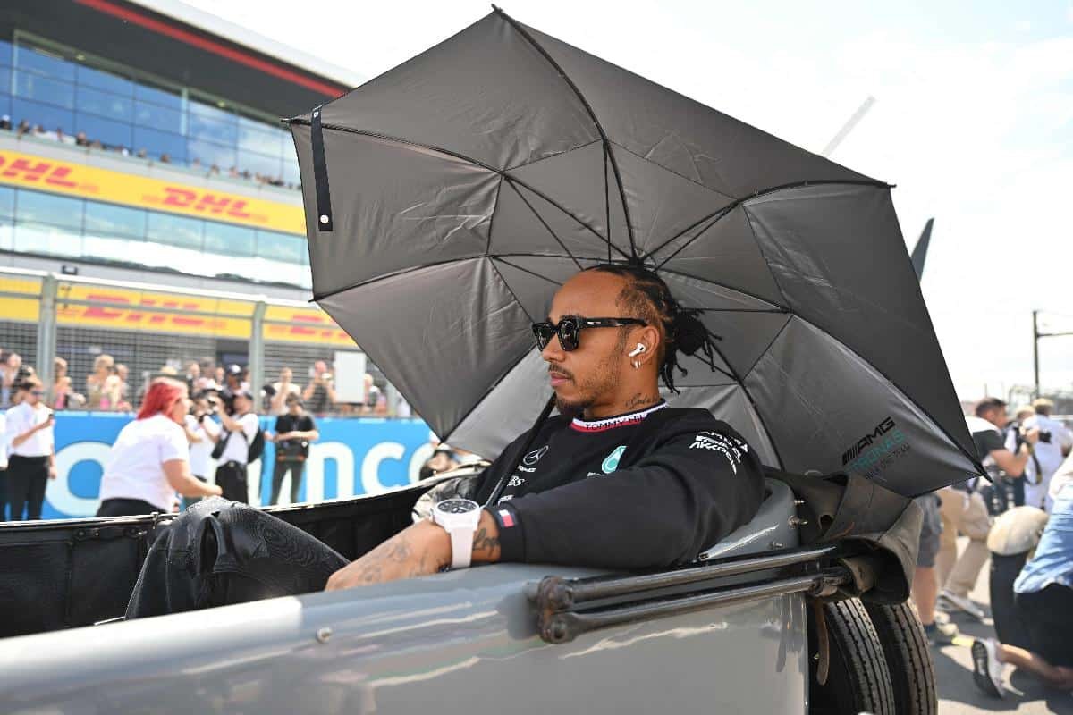 Lewis Hamilton durante desfile de pilotos no GP de Silverstone, em Londres (foto: ANDREJ ISAKOVIC / AFP)
