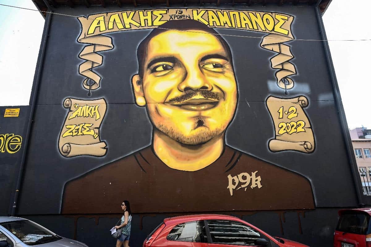 Grafite em homenagem a Alkis Kampanos, torcedor morto em briga de hooligans na Grécia (foto: Sakis MITROLIDIS / AFP)