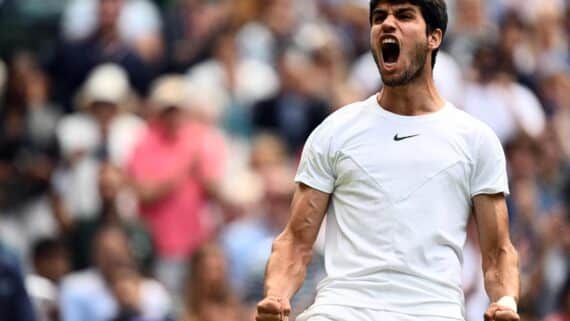 Carlos Alcaraz em Wimbledon (foto: SEBASTIEN BOZON / AFP)
