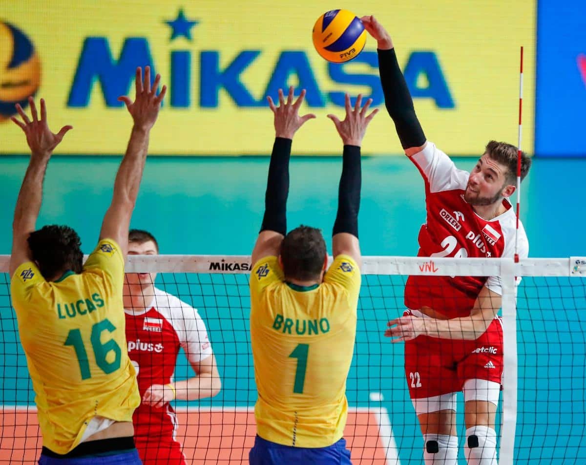 Jogadores do Brasil armam bloqueio contra Polônia (foto: AFP / KAMIL KRZACZYNSKI)